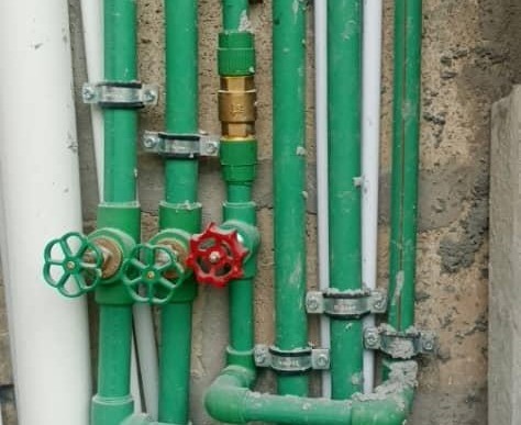 Vertical plumbing distribution pipework with control valves